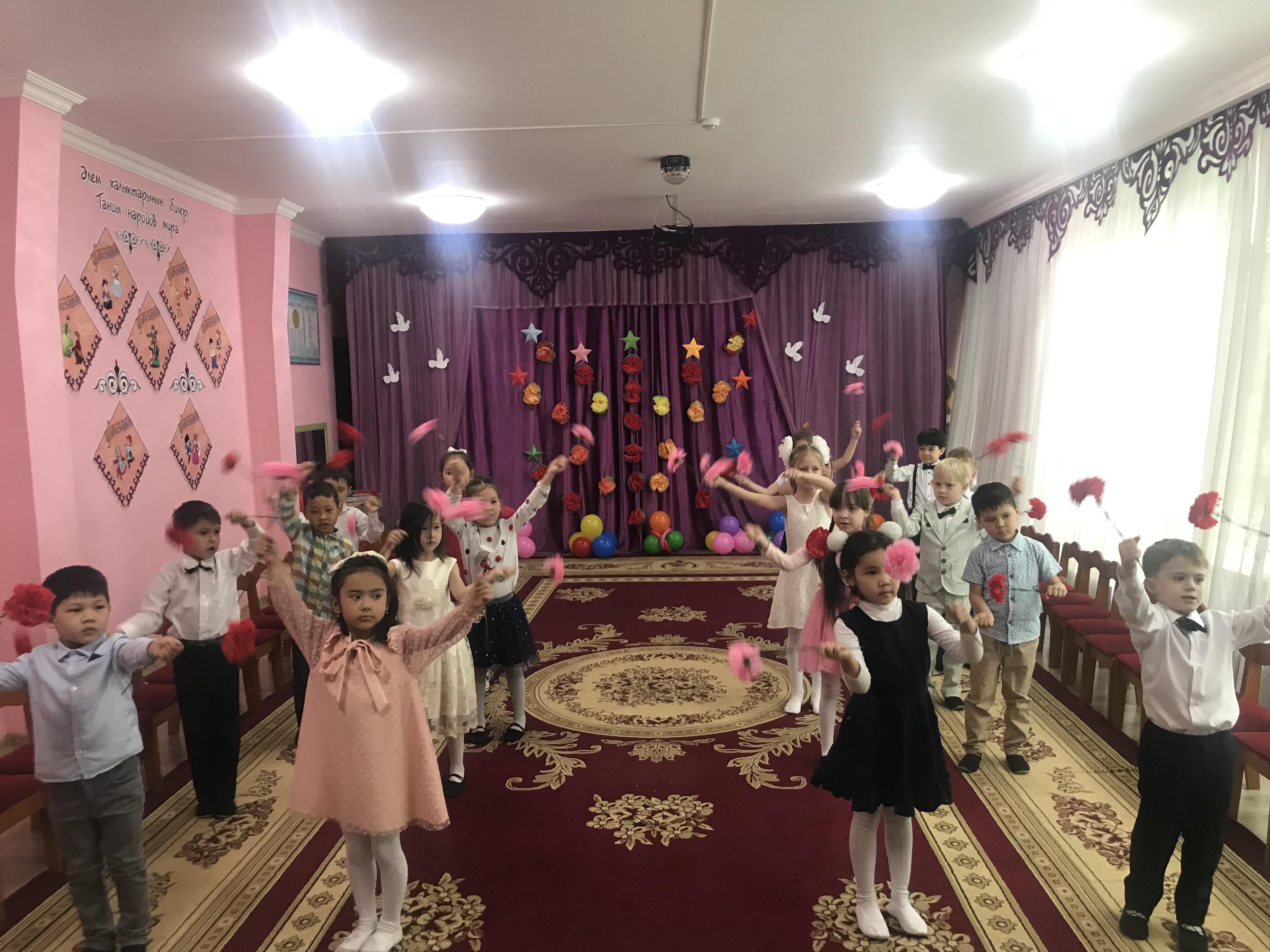 Музыкально-спортивный праздник посвященный "9 мая" гр.предк.подг."Светлячок"